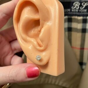 Vintage 10kt solid gold 4mm clear stone solitaire stud earring 1pc single